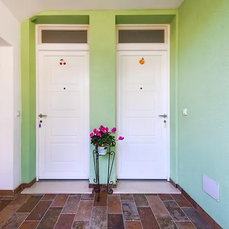 Apartamento Strandnahes Nur 280 Meter Zum Mit Privatparkplatz Und Grill Umago