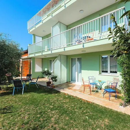 Apartamento Strandnahes Nur 280 Meter Zum Mit Privatparkplatz Und Grill Umago