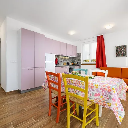 Apartamento Strandnahes Nur 280 Meter Zum Mit Privatparkplatz Und Grill Umago