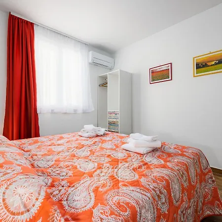Apartamento Strandnahes Nur 280 Meter Zum Mit Privatparkplatz Und Grill Umago